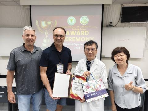 醫學院蔡崇豪院長和EMI計畫執行長林靜茹教授致贈感謝狀予美國團隊代表.jpg