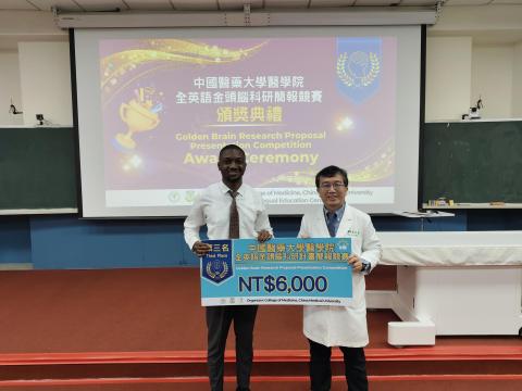 奈及利亞籍外籍生Nwachuya Chukwuemeka Augustine與本籍生組隊榮獲第三名.jpg